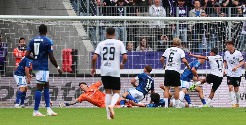 Erz.Aue - Schalke 04 Testspiel Aue, 19.07.2026, eins-Erzgebirgsstadion, Fussball, Testspiel , FC Erzgebirge Aue vs. FC Schalke 04 , Tor für Aue zum 2:4. Im Bild: Torschütze Chadi Ramadan (re., 17, Aue) trifft gegen Torwart Kevin Mller Mueller ( 22, Schalke) , *** Erz Aue vs. Schalke 04 Friendly Match in Aue, July 19, 2026, Erzgebirgsstadion, soccer, friendly match, FC Erzgebirge Aue vs. FC Schalke 04, goal for Aue to make it 2–4. Pictured: goal scorer Chadi Ramadan (right), 17, as Aue scores past Schalke goalkeeper Kevin Müller (22), Picture Point