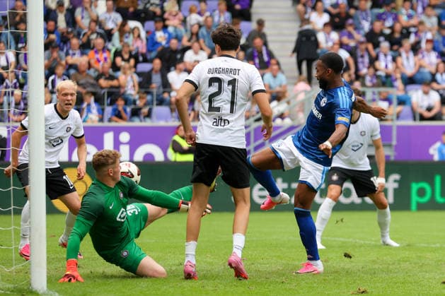 19.07.2026, xtgx, Fussball - Testspiel Erzgebirge Aue - FC Schalke 04 v.l. Tor zum 0:2 durch Moussa Sylla (Schalke, 9) (DFL DFB REGULATIONS PROHIBIT ANY USE OF PHOTOGRAPHS as IMAGE SEQUENCES and or QUASI-VIDEO) Aue *** July 19, 2026, xtgx, Soccer Friendly Match: Erzgebirge Aue vs. FC Schalke 04 – Goal to make it 0–2 by Moussa Sylla (Schalke), 9 DFL DFB REGULATIONS PROHIBIT ANY USE OF PHOTOGRAPHS AS IMAGE SEQUENCES AND OR QUASI-VIDEO Aue