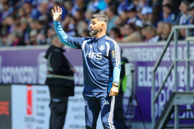 19.07.2026, xtgx, Fussball - Testspiel Erzgebirge Aue - FC Schalke 04 v.l. Miron Muslic (Schalke, Trainer) gibt Anweisungen, gestikuliert mit den Armen, gesticulate, gives instructions (DFL DFB REGULATIONS PROHIBIT ANY USE OF PHOTOGRAPHS as IMAGE SEQUENCES and or QUASI-VIDEO) Aue *** July 19, 2026, xtgx, Soccer Friendly: Erzgebirge Aue vs. FC Schalke 04, featuring Miron Muslic (Schalke), Coach gives instructions, gesticulates with his arms, gesticulate, gives instructions DFL DFB REGULATIONS PROHIBIT ANY USE OF PHOTOGRAPHS as IMAGE SEQUENCES and or QUASI-VIDEO Aue