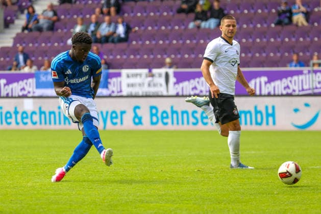 19.07.2026, xtgx, Fussball - Testspiel Erzgebirge Aue - FC Schalke 04 v.l. Christian Gomis (Schalke, 7) Freisteller, Einzelbild, Ganzkoerper, single frame, Tor (DFL DFB REGULATIONS PROHIBIT ANY USE OF PHOTOGRAPHS as IMAGE SEQUENCES and or QUASI-VIDEO) Aue *** July 19, 2026, xtgx, Soccer Friendly Match: Erzgebirge Aue vs. FC Schalke 04, featuring Christian Gomis (Schalke), 7 cutouts, single frame, Full-body, single frame, goal. DFL and DFB regulations prohibit any use of photographs as image sequences and or quasi-video. Aue