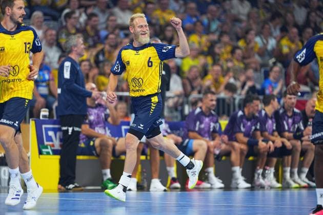Matthias Musche ( 6; Team Johnny) läuft jubelnd mit geballter Faust über das Spielfeld der SAP Arena in Mannheim. Im Hintergrund sind Spieler der Ersatzbank von Team Apfel zu sehen. Matthias Musche ( 6; Team Johnny) jubelt ausgelassen in der SAP Arena *** Matthias Musche 6: Team Johnny runs across the field at the SAP Arena in Mannheim, cheering and pumping his fist. In the background, players from Team Apfel’s bench can be seen. Matthias Musche 6: Team Johnny celebrates exuberantly at the SAP Arena Copyright: xspeedshotx xLukasxTrunkx