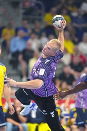 David Späth ( 29; Rhein Neckar Löwen) springt hoch und holt mit dem Ball zum Wurf aus, während ein Gegenspieler von Team Johnny versucht zu stören. Die Szene findet in der SAP Arena in Mannheim vor vollem Publikum statt. David Späth ( 29; Rhein Neckar Löwen) beim Sprungwurf in der SAP Arena *** David Späth, No. 29 of the Rhein Neckar Löwen, jumps high and winds up to shoot while an opponent from Team Johnny tries to block him. The scene takes place at the SAP Arena in Mannheim in front of a full crowd. David Späth, No. 29 of the Rhein Neckar Löwen, attempts a jump shot at the SAP Arena. Copyright: xspeedshotx xLukasxTrunkx