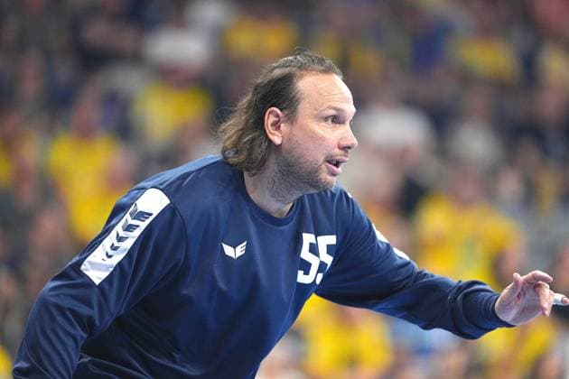 Torwart Nikolas Katsigiannis ( 55; Team Johnny) gestikuliert konzentriert und gibt Anweisungen während des Spiels. Im Hintergrund sind gelb gekleidete Zuschauer der SAP Arena in Mannheim zu sehen. Nikolas Katsigiannis ( 55; Team Johnny) im Einsatz in der SAP Arena *** Goalie Nikolas Katsigiannis 55 of Team Johnny gestures intently and gives instructions during the game. In the background, spectators dressed in yellow can be seen at the SAP Arena in Mannheim. Nikolas Katsigiannis 55 of Team Johnny in action at the SAP Arena Copyright: xspeedshotx xLukasxTrunkx