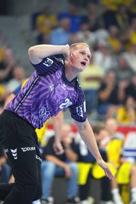 David Späth ( 29; Rhein Neckar Löwen) zeigt eine dynamische Wurfbewegung in der SAP Arena Mannheim. Der Torwart ist hier als Feldspieler aktiv und wirft mit vollem Körpereinsatz. David Späth ( 29; Rhein Neckar Löwen) in intensiver Wurfaktion *** David Späth, No. 29 of the Rhein-Neckar Löwen, demonstrates a dynamic shooting motion at the SAP Arena in Mannheim. The goalkeeper is playing as a field player here and throws the ball with full physical commitment. David Späth, No. 29 of the Rhein-Neckar Löwen, in the midst of an intense shot. Copyright: xspeedshotx xLukasxTrunkx