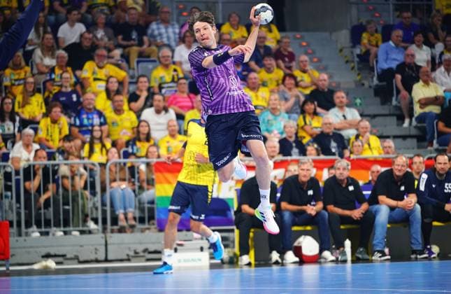 Johannes Sellin ( 5; Team Apfel) springt hoch und holt zum Wurf aus, der Ball ist klar im Bild sichtbar. Im Hintergrund verfolgen zahlreiche Zuschauer in gelben Trikots die Szene in der SAP Arena Mannheim. Johannes Sellin ( 5; Team Apfel) beim Sprungwurf in der SAP Arena *** Johannes Sellin 5 of Team Apfel jumps high and winds up for a shot; the ball is clearly visible in the frame. In the background, numerous spectators in yellow jerseys watch the action at the SAP Arena in Mannheim. Johannes Sellin 5 of Team Apfel takes a jump shot at the SAP Arena Copyright: xspeedshotx xLukasxTrunkx
