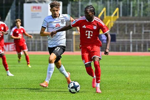 Testspiel; SSV Ulm 1846 Fussball - FC Bayern München II; 19.07.2026 ULM, GERMANY - 19. July: im Duell Marco GÖLZ (SSV Ulm 21) und Oluwaseyi WILSON (FC Bayern München II 11) während dem Testspiel zwischen dem SSV 1846 Ulm Fussball und den Amateuren des FC Bayern München im Donaustadion *** Friendly Match: SSV Ulm 1846 vs. FC Bayern Munich II, July 19, 2026, ULM, GERMANY July 19, featuring Marco GÖLZ (SSV Ulm 21) and Oluwaseyi WILSON (FC Bayern Munich II 11) during the friendly match between SSV 1846 Ulm Soccer and the FC Bayern Munich II reserves at the Donaustadion Copyright: xBEAUTIFULxSPORTS Goldbergx