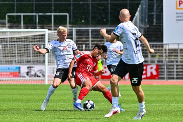 Testspiel; SSV Ulm 1846 Fussball - FC Bayern München II; 19.07.2026 ULM, GERMANY - 19. July: im Duell Per LOCKL und Maycon CARDOZUO (FC Bayern München II 10) während dem Testspiel zwischen dem SSV 1846 Ulm Fussball und den Amateuren des FC Bayern München im Donaustadion *** Friendly Match: SSV Ulm 1846 vs. FC Bayern Munich II, July 19, 2026, ULM, GERMANY July 19: Per LOCKL and Maycon CARDOZUO face off against FC Bayern Munich II 10 during the friendly match between SSV 1846 Ulm Soccer and the FC Bayern Munich reserves at the Donaustadion Copyright: xBEAUTIFULxSPORTS Goldbergx