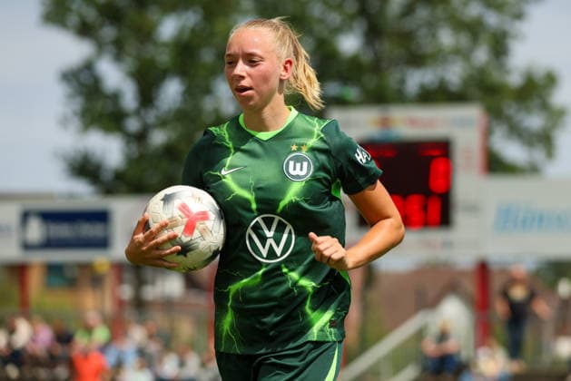 Herzlake, Deutschland: 19.07.2026 - Testspiel - SV Meppen Frauen vs. VfL Wolfsburg Frauen Im Bild: Ella Peddemors (Wolfsburg) *** Herzlake, Germany, July 19, 2026 Friendly match: SV Meppen Women vs. VfL Wolfsburg Women Pictured: Ella Peddemor of Wolfsburg Copyright: HMBxMedia MadeleinexFantini