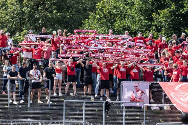 SSV Ulm 1846 Fußball vs FC Bayern München II, Fussball, Freundschaftsspiel, Saisoneröffnung SSV Ulm 1846 Fußball, Donaustadion Ulm 19.07.26 Fans Gästeblock FC Bayern München II SSV Ulm 1846 Fußball vs FC Bayern München II, Fussball, Freundschaftsspiel, Saisoneröffnung SSV Ulm 1846 Fußball, Donaustadion Ulm 19.07.26 Foto: Lucca Fundel Ulm Donaustadion Baden-Württemberg Deutschland *** SSV Ulm 1846 Soccer vs. FC Bayern Munich II, Soccer, Friendly Match, SSV Ulm 1846 Soccer Season Opener, Donaustadion Ulm, July 26, 2019, Fans in the visiting section, FC Bayern Munich II, SSV Ulm 1846 Soccer vs. FC Bayern Munich II, Soccer, Friendly Match, Season Opener for SSV Ulm 1846 Soccer, Donaustadion, Ulm, July 26, 2019 Photo by Lucca Fundel, Ulm, Donaustadion, Baden-Württemberg, Germany