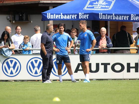 Fussball, Herren, Saison 2026 2027, TSV Aindling - TSV 1860 München, Testspiel, Vorbereitung Manfred Paula, Geschäftsführer (TSV 1860 München) mit Tunay Deniz und Florian Niederlchner auf dem Platz im Gespräch *** Soccer, Men s, 2026–2027 Season, TSV Aindling vs. TSV 1860 Munich, Friendly Match, Preseason: Manfred Paula, Managing Director of TSV 1860 Munich, talking with Tunay Deniz and Florian Niederlchner on the field