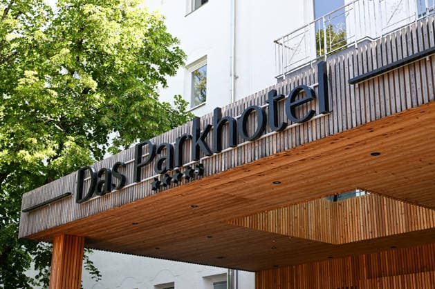 19.07.2026, Bad Wörishofen, Deutschland. 2. Bundesliga: Ankunft des SV Darmstadt 98 in Bad Wörishofen. Sommertrainingslager. Vorbereitung auf die Saison 2026 2027. Parkhoteleingang *** July 19, 2026, Bad Wörishofen, Germany 2. Bundesliga SV Darmstadt 98 arrives in Bad Wörishofen Summer training camp in preparation for the 2026–2027 season Park Hotel entrance