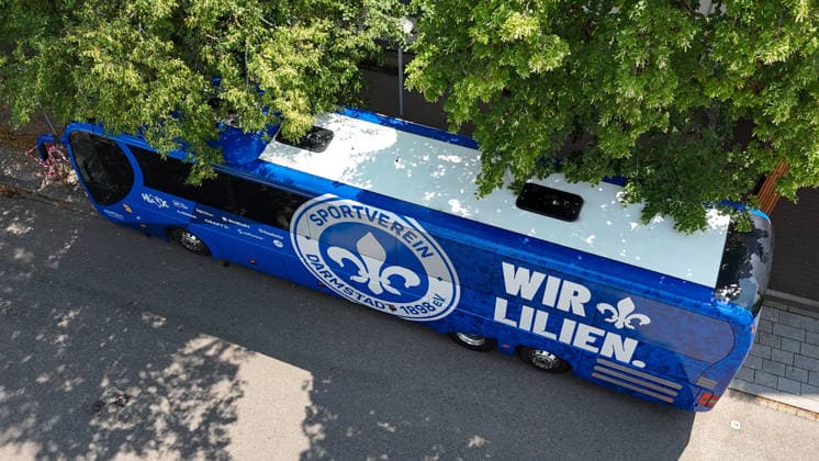 19.07.2026, Bad Wörishofen, Deutschland. 2. Bundesliga: Ankunft des SV Darmstadt 98 in Bad Wörishofen. Sommertrainingslager. Vorbereitung auf die Saison 2026 2027. Drohnenaufnahme vom Bus. *** July 19, 2026, Bad Wörishofen, Germany, 2. Bundesliga: SV Darmstadt 98 arrives in Bad Wörishofen for summer training camp in preparation for the 2026–2027 season. Drone shot of the bus