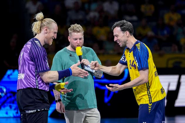 v.li.: Mikael Appelgren (Torwart, Team Apfel, 1) gegen Patrick Groetzki (Team Johnny, 24) beim Schnick Schnack Schnuck um die Seitenwahl, Aktion, Action, Spielszene, Freude, freuen, freut sich, freundlich, fröhlich, glücklich, strahlend, optimistisch, Morderiert von Kevin Gerwin (Mitte), 19.07.2026, Mannheim (Deutschland), Handball, The Final Roar, Team Johnny - Team Apfel *** From left: Mikael Appelgren, goalkeeper, Team Apfel, 1, vs. Patrick Groetzki, Team Johnny, 24, during a game of Rock, Paper, Scissors to decide which side to play on; action, Action, Game Scene, Joy, Rejoicing, Delighted, Friendly, Cheerful, Happy, Beaming, Optimistic, Moderated by Kevin Gerwin Mitte, July 19, 2026, Mannheim, Germany, Handball, The Final Roar, Team Johnny vs. Team Apfel xozx