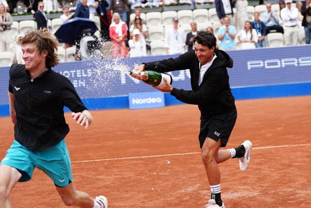The winner Andrey Rublev gets champagne on him by Luciano Darderi after the men s singles final in the tennis match between Russia s Andrey Rublev and Italy s Luciano Darderi at the Nordea Open in Bastad, Sweden, July 19, 2026. BASTAD SWEDEN x9200x *** Winner Andrey Rublev is doused with champagne by Luciano Darderi after the men s singles final in the tennis match between Russia s Andrey Rublev and Italy s Luciano Darderi at the Nordea Open in Bastad, Sweden, on July 19, 2026. BASTAD, SWEDEN x9200x  Copyright: xBjörnxLarssonxRosvall TTx TENNIS NORDEA OPEN IN BASTAD