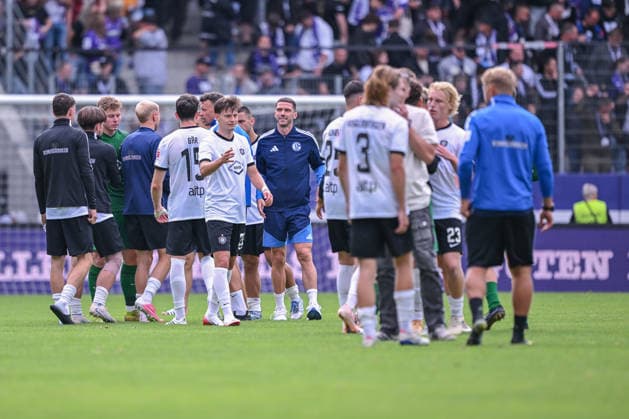 19.07.2026, Fussball, , Saison 2025 2026, Testspiel, FC Erzgebirge Aue - FC Schalke 04, Robin Gosens (FC Schalke 04) klatscht mit den Spielern ab, xRHR-FOTO YYx *** July 19, 2026, Soccer, , 2025–2026 Season, Friendly Match, FC Erzgebirge Aue vs. FC Schalke 04, Robin Gosens of FC Schalke 04 high-fives the players, xRHR PHOTO YYx Copyright: KROEGER RHR-FOTOx RHR-FOTO YY