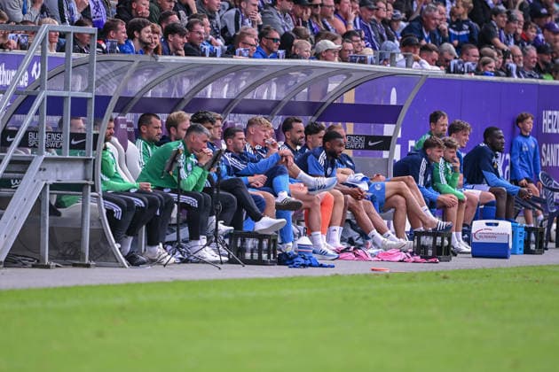 19.07.2026, Fussball, , Saison 2025 2026, Testspiel, FC Erzgebirge Aue - FC Schalke 04, Auswechselbank FC Schalke 04, Robin Gosens (FC Schalke 04) xRHR-FOTO YYx *** July 19, 2026, Soccer, , 2025–2026 Season, Friendly Match, FC Erzgebirge Aue vs. FC Schalke 04, FC Schalke 04 Substitute Bench, Robin Gosens (FC Schalke 04) xRHR PHOTO YYx Copyright: KROEGER RHR-FOTOx RHR-FOTO YY