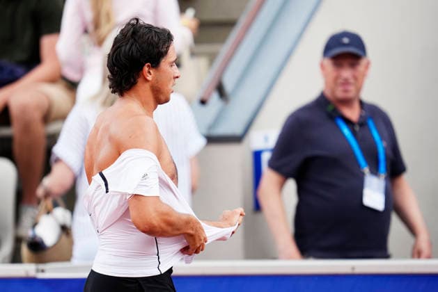 Italy s Luciano Darderi tears his t-shirt after losing the first set during the men s singles final tennis match between Russia s Andrey Rublev and Italy s Luciano Darderi at the Nordea Open in Bastad, Sweden, July 19, 2026. BASTAD SWEDEN x9200x *** Italy s Luciano Darderi tears his T-shirt after losing the first set during the men s singles final tennis match between Russia s Andrey Rublev and Italy s Luciano Darderi at the Nordea Open in Bastad, Sweden, on July 19, 2026. BASTAD, SWEDEN x9200x  Copyright: xBjörnxLarssonxRosvall TTx TENNIS NORDEA OPEN IN BASTAD