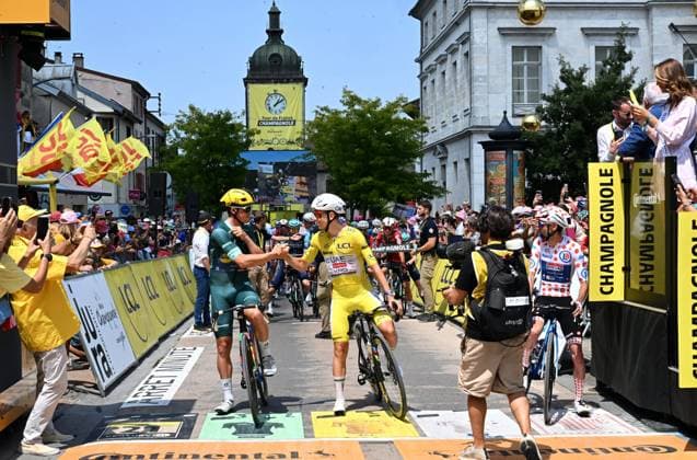 15e étape du tour de France, Champagnole, 19 juillet 2026. PHOTOPQR LE PROGRES Philippe TRIAS - 19 07 2026 - 15e étape du tour de France, Champagnole, 19 juillet 2026. -15e étape du tour de France, Champganole Plateau de Solaison. Le peloton s élance peur la 15e étape du tour. - CYCLING TOUR DE FRANCE STAGE 15 stage 15 of the 2026 Tour de France cycling race, a stage of 184km from Champagnole to Plateau de Solaison, on Sunday 19 July 2026. The 113th edition of the Tour de France starts on Saturday 4 July in Barcelona, Spain, and will finish in Paris, France on the 26th of July. Jura Franche-Comté France  Copyright: xPHOTOPQR LExPROGRES MAXPPPxPhilippexTRIASx 20260719LPL8273 20260719LPL8273