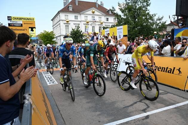 15e étape du tour de France, Champagnole, 19 juillet 2026. PHOTOPQR LE PROGRES Philippe TRIAS - 19 07 2026 - 15e étape du tour de France, Champagnole, 19 juillet 2026. -15e étape du tour de France, Champganole Plateau de Solaison. Le peloton s élance peur la 15e étape du tour. - CYCLING TOUR DE FRANCE STAGE 15 stage 15 of the 2026 Tour de France cycling race, a stage of 184km from Champagnole to Plateau de Solaison, on Sunday 19 July 2026. The 113th edition of the Tour de France starts on Saturday 4 July in Barcelona, Spain, and will finish in Paris, France on the 26th of July. Jura Franche-Comté France  Copyright: xPHOTOPQR LExPROGRES MAXPPPxPhilippexTRIASx 20260719LPL8280 20260719LPL8280