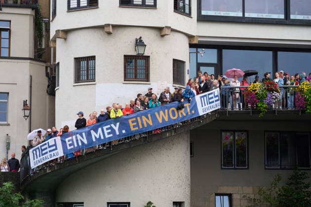 Zuschauer beobachten den Start ins Wasser Tuebingen, 19.07.2026 Mey Generalbau Triathlon Tuebingen 19.07.2026 Tuebingen *** Spectators watch the swimmers enter the water Tübingen, July 19, 2026 Mey Generalbau Triathlon Tübingen July 19, 2026 Tübingen Copyright: xEibner-Pressefoto ThomasxDingesx EP_TDS