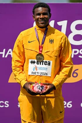 U18-Europameisterschaften Leichtathletik, Rieti Italien Gold Siegerehrung: Clesio De Carvalho (GER LG Steinlach-Zollern) bei den U18-Europameisterschaften Leichtathletik, Rieti Italien *** U18 European Athletics Championships, Rieti, Italy: Gold Medal Ceremony for Clesio De Carvalho (GER) of LG Steinlach Zollern at the U18 European Athletics Championships in Rieti, Italy Copyright: xBEAUTIFULxSPORTS DecaxText&Bildx