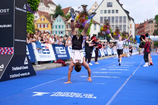 Ein Athlet ueberquert die Ziellinie auf den Haenden. Tuebingen, 19.07.2026 Mey Generalbau Triathlon Tuebingen 19.07.2026 Tuebingen *** An athlete crosses the finish line on his hands Tübingen, July 19, 2026 Mey Generalbau Triathlon Tübingen July 19, 2026 Tübingen Copyright: xEibner-Pressefoto ThomasxDingesx EP_TDS