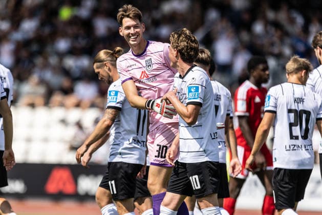 SSV Ulm 1846 Fußball vs FC Bayern München II, Fussball, Freundschaftsspiel, Saisoneröffnung SSV Ulm 1846 Fußball, Donaustadion Ulm 19.07.26 Torjubel Jubel Freude nach Treffer Tor Torschuss zum 2:0 durch Oliver Wähling (SSV Ulm 1846 Fußball, 10). v.l. Robin Mantel (SSV Ulm 1846 Fußball, 30), Oliver Wähling (SSV Ulm 1846 Fußball, 10) SSV Ulm 1846 Fußball vs FC Bayern München II, Fussball, Freundschaftsspiel, Saisoneröffnung SSV Ulm 1846 Fußball, Donaustadion Ulm 19.07.26 Foto: Lucca Fundel Ulm Donaustadion Baden-Württemberg Deutschland *** SSV Ulm 1846 Soccer vs. FC Bayern Munich II, Soccer, Friendly Match, SSV Ulm 1846 Soccer Season Opener, Donaustadion Ulm, July 26, 19, Goal celebration, Cheering, Joy after a goal, Goal, Shot on goal for the 2–0 lead by Oliver Wähling, SSV Ulm 1846 Soccer, 10th from left: Robin Mantel, SSV Ulm 1846 Soccer, 30, Oliver Wähling, SSV Ulm 1846 Soccer, 10, SSV Ulm 1846 Soccer vs. FC Bayern Munich II, Soccer, Friendly Match, Season Opener for SSV Ulm 1846 Soccer, Donaustadion Ulm, July 26, 2019; Photo by Lucca Fundel; Ulm, Donaustadion, Baden-Württemberg, Germany