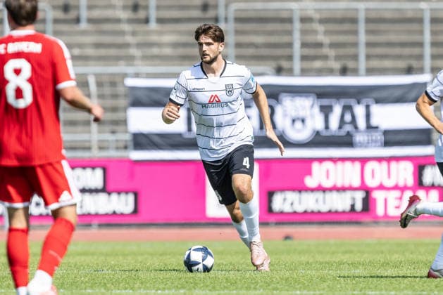 SSV Ulm 1846 Fußball vs FC Bayern München II, Fussball, Freundschaftsspiel, Saisoneröffnung SSV Ulm 1846 Fußball, Donaustadion Ulm 19.07.26 Daniel Hülsenbusch (SSV Ulm 1846 Fußball, 04) SSV Ulm 1846 Fußball vs FC Bayern München II, Fussball, Freundschaftsspiel, Saisoneröffnung SSV Ulm 1846 Fußball, Donaustadion Ulm 19.07.26 Foto: Lucca Fundel Ulm Donaustadion Baden-Württemberg Deutschland *** SSV Ulm 1846 Soccer vs. FC Bayern Munich II, Soccer, Friendly Match, SSV Ulm 1846 Soccer Season Opener, Donaustadion Ulm, July 26, 19, Daniel Hülsenbusch, SSV Ulm 1846 Soccer, 04 SSV Ulm 1846 Soccer vs. FC Bayern Munich II, Soccer, Friendly Match, Season Opener for SSV Ulm 1846 Soccer, Donaustadion Ulm, July 26, 2019. Photo by Lucca Fundel, Ulm, Donaustadion, Baden-Württemberg, Germany