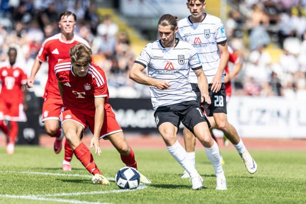 SSV Ulm 1846 Fußball vs FC Bayern München II, Fussball, Freundschaftsspiel, Saisoneröffnung SSV Ulm 1846 Fußball, Donaustadion Ulm 19.07.26 v.l. Raphael Pavlic ((FC Bayern München II, 04), Dennis Chessa (SSV Ulm 1846 Fußball, 11) SSV Ulm 1846 Fußball vs FC Bayern München II, Fussball, Freundschaftsspiel, Saisoneröffnung SSV Ulm 1846 Fußball, Donaustadion Ulm 19.07.26 Foto: Lucca Fundel Ulm Donaustadion Baden-Württemberg Deutschland *** SSV Ulm 1846 Soccer vs. FC Bayern Munich II, Soccer, Friendly Match, SSV Ulm 1846 Soccer Season Opener, Donaustadion Ulm, July 26, 19, v l Raphael Pavlic, FC Bayern Munich II, 04, Dennis Chessa, SSV Ulm 1846 Soccer, 11, SSV Ulm 1846 Soccer vs. FC Bayern Munich II, Soccer, Friendly Match, Season Opener for SSV Ulm 1846 Soccer, Donaustadion Ulm, July 26, 2019; Photo by Lucca Fundel, Ulm, Donaustadion, Baden-Württemberg, Germany
