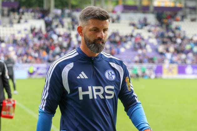 19.07.2026, xtgx, Fussball - Testspiel Erzgebirge Aue - FC Schalke 04 v.l. Miron Muslic (Schalke, Trainer) (DFL DFB REGULATIONS PROHIBIT ANY USE OF PHOTOGRAPHS as IMAGE SEQUENCES and or QUASI-VIDEO) Aue *** July 19, 2026, xtgx, Soccer Friendly Match Erzgebirge Aue vs. FC Schalke 04 featuring Miron Muslic (Schalke), Coach DFL DFB REGULATIONS PROHIBIT ANY USE OF PHOTOGRAPHS as IMAGE SEQUENCES and or QUASI-VIDEO Aue