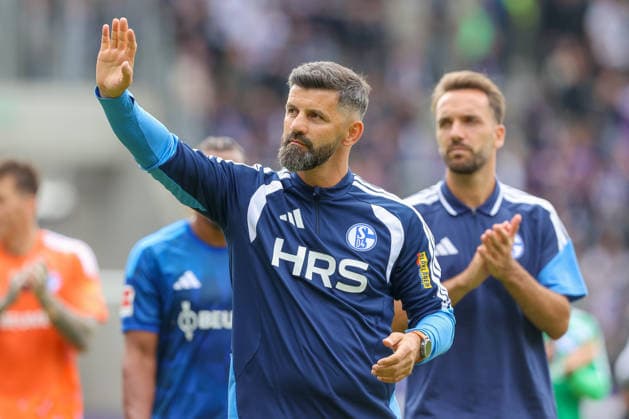 19.07.2026, xtgx, Fussball - Testspiel Erzgebirge Aue - FC Schalke 04 v.l. Miron Muslic (Schalke, Trainer) (DFL DFB REGULATIONS PROHIBIT ANY USE OF PHOTOGRAPHS as IMAGE SEQUENCES and or QUASI-VIDEO) Aue *** July 19, 2026, xtgx, Soccer Friendly Match Erzgebirge Aue vs. FC Schalke 04 featuring Miron Muslic (Schalke), Coach DFL DFB REGULATIONS PROHIBIT ANY USE OF PHOTOGRAPHS as IMAGE SEQUENCES and or QUASI-VIDEO Aue