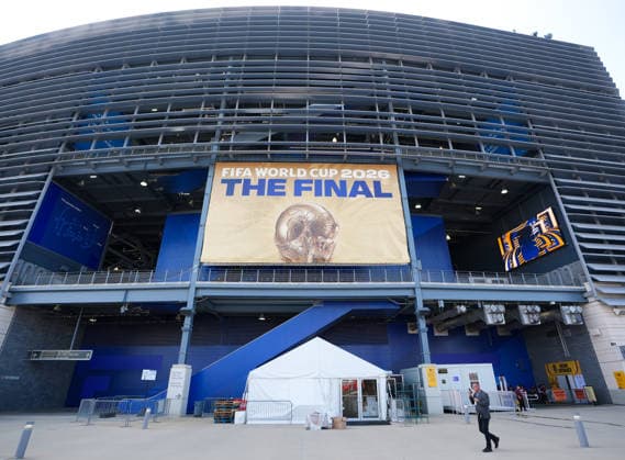 Sport Bilder des Tages Vor dem New York New Jersey Stadium laufen die Vorbereitungen am Morgen des Spiels. Das Stadion und das Gelaende werden fuer den Spieltag vorbereitet. USA, FIFA Weltmeisterschaft Finale, Spanien vs Argentinien, East Rutherford, 19.07.2026 FIFA Weltmeisterschaft Finale, Spanien vs Argentinien, East Rutherford, 19.07.2026 East Rutherford *** Preparations are underway outside the New York-New Jersey Stadium on the morning of the game. The stadium and grounds are being readied for game day. USA, FIFA World Cup Final, Spain vs. Argentina, East Rutherford, July 19, 2026 FIFA World Cup Final, Spain vs. Argentina, East Rutherford, July 19, 2026 East Rutherford Copyright: xEibner-Pressefoto ScottxColemanx EP_SCN