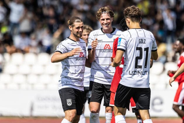SSV Ulm 1846 Fußball vs FC Bayern München II, Fussball, Freundschaftsspiel, Saisoneröffnung SSV Ulm 1846 Fußball, Donaustadion Ulm 19.07.26 Torjubel Jubel Freude nach Treffer Tor Torschuss zum 2:0 durch Oliver Wähling (SSV Ulm 1846 Fußball, 10). v.l. Dennis Chessa (SSV Ulm 1846 Fußball, 11), Oliver Wähling (SSV Ulm 1846 Fußball, 10), Marco Gölz (SSV Ulm 1846 Fußball, 21) SSV Ulm 1846 Fußball vs FC Bayern München II, Fussball, Freundschaftsspiel, Saisoneröffnung SSV Ulm 1846 Fußball, Donaustadion Ulm 19.07.26 Foto: Lucca Fundel Ulm Donaustadion Baden-Württemberg Deutschland *** SSV Ulm 1846 Soccer vs. FC Bayern Munich II, Soccer, Friendly Match, SSV Ulm 1846 Soccer Season Opener, Donaustadion Ulm, July 26, 2019; Goal celebration, cheers, joy after a goal; Oliver Wähling scores the 2-0 goal for SSV Ulm 1846 Soccer; 10th from the left: Dennis Chessa, SSV Ulm 1846 Soccer; 11, Oliver Wähling, SSV Ulm 1846 Soccer, 10, Marco Gölz, SSV Ulm 1846 Soccer, 21, SSV Ulm 1846 Soccer vs. FC Bayern Munich II, Soccer, Friendly Match, Season Opener SSV Ulm 1846 Soccer, Donaustadion Ulm July 26, 2019 Photo by Lucca Fundel Ulm Donaustadion Baden-Württemberg Germany