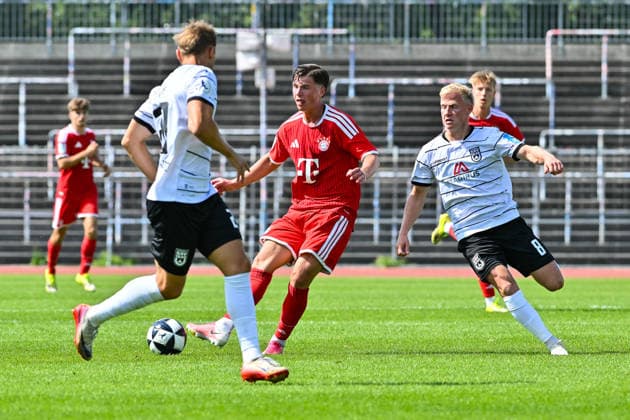 Testspiel; SSV Ulm 1846 Fussball - FC Bayern München II; 19.07.2026 ULM, GERMANY - 19. July: im Duell Michael MATOSEVIC (FC Bayern München II 8) und Per LOCKL während dem Testspiel zwischen dem SSV 1846 Ulm Fussball und den Amateuren des FC Bayern München im Donaustadion *** Friendly Match: SSV Ulm 1846 vs. FC Bayern Munich II, July 19, 2026, ULM, GERMANY July 19: Michael MATOSEVIC of FC Bayern Munich II (No. 8) and Per LOCKL during the friendly match between SSV 1846 Ulm Soccer and the FC Bayern Munich reserves at the Donaustadion Copyright: xBEAUTIFULxSPORTS Goldbergx