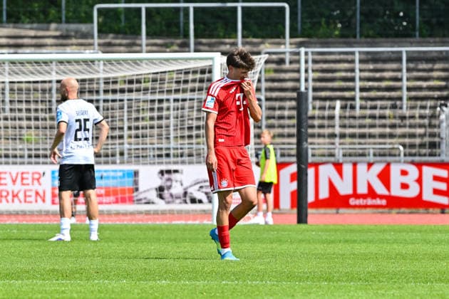 Testspiel; SSV Ulm 1846 Fussball - FC Bayern München II; 19.07.2026 ULM, GERMANY - 19. July: im Bild Roko MIJATOVIC (FC Bayern München II 5), der nach seiner roten Karte den Platz verlässt während dem Testspiel zwischen dem SSV 1846 Ulm Fussball und den Amateuren des FC Bayern München im Donaustadion *** Friendly Match: SSV Ulm 1846 vs. FC Bayern Munich II, July 19, 2026, ULM, GERMANY July 19. Pictured: Roko MIJATOVIC of FC Bayern Munich II, No. 5, leaving the field after receiving a red card during the friendly match between SSV 1846 Ulm and the FC Bayern Munich reserves at the Donaustadion. Copyright: xBEAUTIFULxSPORTS Goldbergx