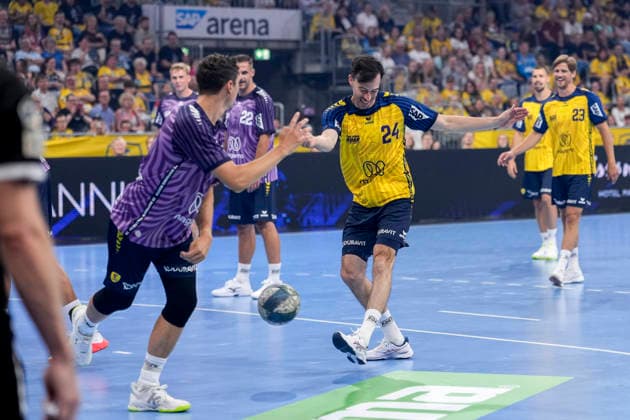 v.li.: Marius Steinhauser (Team Apfel, 19), Patrick Groetzki (Team Johnny, 24), Zweikampf, Spielszene, Duell, duel, tackle, tackling, Dynamik, Action, Aktion, spielen Fußball, 19.07.2026, Mannheim (Deutschland), Handball, The Final Roar, Team Johnny - Team Apfel *** From left: Marius Steinhauser (Team Apfel), 19, Patrick Groetzki (Team Johnny), 24, tackle, game scene, duel, tackle, tackling, dynamic, action, playing soccer, July 19, 2026, Mannheim, Germany, handball, The Final Roar, Team Johnny vs. Team Apfel xozx