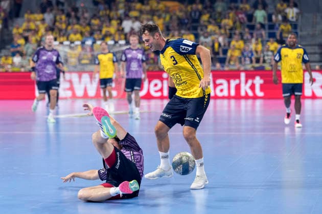 v.li.: Johannes Sellin (Team Apfel, 5), Uwe Gensheimer (Team Johnny, 3), Zweikampf, Spielszene, Duell, duel, tackle, tackling, Dynamik, Action, Aktion, spielen Fußball, 19.07.2026, Mannheim (Deutschland), Handball, The Final Roar, Team Johnny - Team Apfel *** From left: Johannes Sellin (Team Apfel), 5, Uwe Gensheimer (Team Johnny), 3, tackle, game scene, duel, tackle, tackling, dynamism, action, playing soccer, July 19, 2026, Mannheim, Germany, handball, The Final Roar, Team Johnny vs. Team Apfel xozx