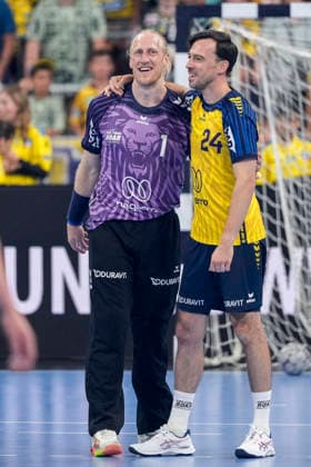 v.li.: Mikael Appelgren (Torwart, Team Apfel, 1) und Patrick Groetzki (Team Johnny, 24), Freude, freuen sich über das 32:32 Unentschieden nach dem Spiel, freut sich, freundlich, fröhlich, glücklich, strahlend, optimistisch, Aktion, Action, 19.07.2026, Mannheim (Deutschland), Handball, The Final Roar, Team Johnny - Team Apfel *** From left: Mikael Appelgren, goalkeeper, Team Apfel, 1, and Patrick Groetzki, Team Johnny, 24; joy, celebrating the 32–32 tie after the game; happy, friendly, cheerful, radiant, optimistic; action, July 19, 2026, Mannheim, Germany, handball, The Final Roar, Team Johnny vs. Team Apfel xozx