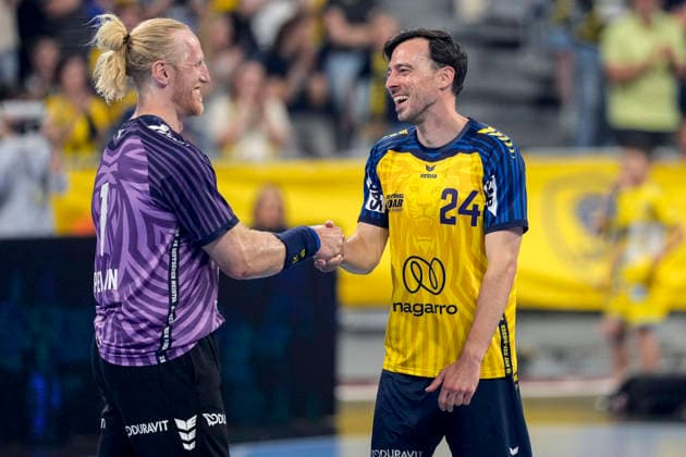 v.li.: Mikael Appelgren (Torwart, Team Apfel, 1) und Patrick Groetzki (Team Johnny, 24), Freude, freuen sich über das 32:32 Unentschieden nach dem Spiel, freut sich, freundlich, fröhlich, glücklich, strahlend, optimistisch, Aktion, Action, 19.07.2026, Mannheim (Deutschland), Handball, The Final Roar, Team Johnny - Team Apfel *** From left: Mikael Appelgren, goalkeeper, Team Apfel, 1, and Patrick Groetzki, Team Johnny, 24; joy, celebrating the 32–32 tie after the game; happy, friendly, cheerful, radiant, optimistic; action, July 19, 2026, Mannheim, Germany, handball, The Final Roar, Team Johnny vs. Team Apfel xozx