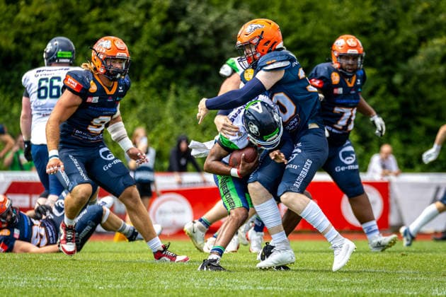 Raleigh-Benjamin Yeldell (Straubing Spiders, 12 Quarter Back) gets sacked by Samuel Mindham (ifm Razorbacks Ravensburg, 30 Defensive Back) ifm Razorbacks Ravensburg vs Straubing Spiders, American Football, German Football League, Week 11, 2026, 19.07.2026, Weingarten TeleData Stadion am Lindenhof Baden Württemberg Germany Copyright: xFootxBowl SebastianxJustx