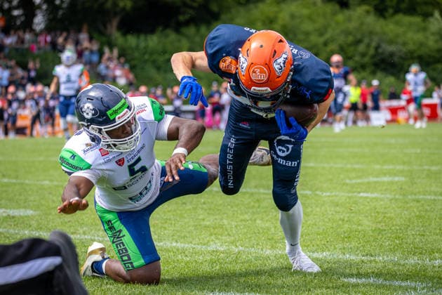 Dane Lynch (Straubing Spiders, 05 Defensive Back) tries to tackle Adrian Terwart (ifm Razorbacks Ravensburg, 88 Wide Receiver) ifm Razorbacks Ravensburg vs Straubing Spiders, American Football, German Football League, Week 11, 2026, 19.07.2026, Weingarten TeleData Stadion am Lindenhof Baden Württemberg Germany Copyright: xFootxBowl SebastianxJustx