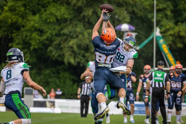 Daniel Meggers (Straubing Spiders, 92 Linebacker) deflects the ball from William Enneking (ifm Razorbacks Ravensburg, 80 Tight End) ifm Razorbacks Ravensburg vs Straubing Spiders, American Football, German Football League, Week 11, 2026, 19.07.2026, Weingarten TeleData Stadion am Lindenhof Baden Württemberg Germany Copyright: xFootxBowl SebastianxJustx