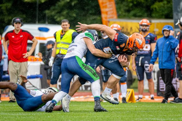 William Enneking (ifm Razorbacks Ravensburg, 80 Tight End) tackled by Luca Aigner (Straubing Spiders, 21 Linebacker) ifm Razorbacks Ravensburg vs Straubing Spiders, American Football, German Football League, Week 11, 2026, 19.07.2026, Weingarten TeleData Stadion am Lindenhof Baden Württemberg Germany Copyright: xFootxBowl SebastianxJustx
