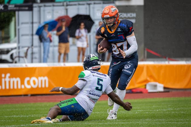 Dane Lynch (Straubing Spiders, 05 Defensive Back) tries to tackle Tim Müller (ifm Razorbacks Ravensburg, 87 Wide Receiver) ifm Razorbacks Ravensburg vs Straubing Spiders, American Football, German Football League, Week 11, 2026, 19.07.2026, Weingarten TeleData Stadion am Lindenhof Baden Württemberg Germany Copyright: xFootxBowl SebastianxJustx