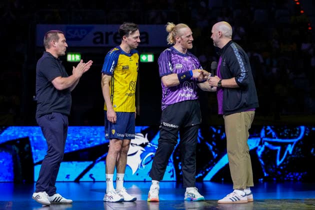 v.li.: Holger Bachert (Geschäftsführer Rhein-Neckar Löwen), Patrick Groetzki (Team Johnny, 24), Mikael Appelgren (Torwart, Team Apfel, 1), Heiko Wipfler (Geschäftsführer Special Olympics Baden-Württemberg), Das zweite Drittel findet unter dem Motto Gemeinsam Stark und Zusammen Inklusiv statt, mit Special Olympics Athleten, Menschen mit geistiger Behinderung, Inklusion im Special Olympics Baden-Württemberg (SOBW), Aktion, Action, Spielszene, 19.07.2026, Mannheim (Deutschland), Handball, The Final Roar, Team Johnny - Team Apfel *** From left: Holger Bachert, Managing Director of Rhein Neckar Löwen; Patrick Groetzki, Team Johnny, 24; Mikael Appelgren, goalkeeper, Team Apfel, 1; Heiko Wipfler, Managing Director of Special Olympics Baden-Württemberg; The second period is taking place under the motto Strong Together and Inclusive Together, featuring Special Olympics athletes, people with intellectual disabilities, inclusion in sports, Special Olympics Baden-Württemberg (SOBW), action, gameplay, July 19, 2026, Mannheim, Germany, handball, The Final Roar, Team Johnny, Team Apfel xozx
