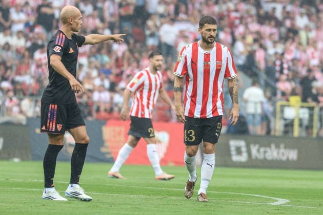 Krakow 19.07.2026. Pilka nozna Mecz jubileuszowy Cracovia - Sevilla FC --- Football friendly match Cracovia - Sevilla FC nz Jon Guridi, Mateusz Klich Fot. Konrad Swierad Arena Akcji NEWSPIX.PL --- newspix.pl 