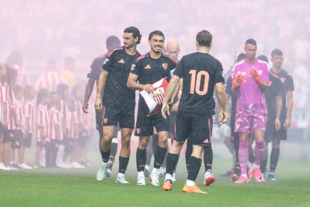Krakow 19.07.2026. Pilka nozna Mecz jubileuszowy Cracovia - Sevilla FC --- Football friendly match Cracovia - Sevilla FC nz Gabriel Suazo, Peque Fernandez, Juan Iglesias Fot. Konrad Swierad Arena Akcji NEWSPIX.PL --- newspix.pl 