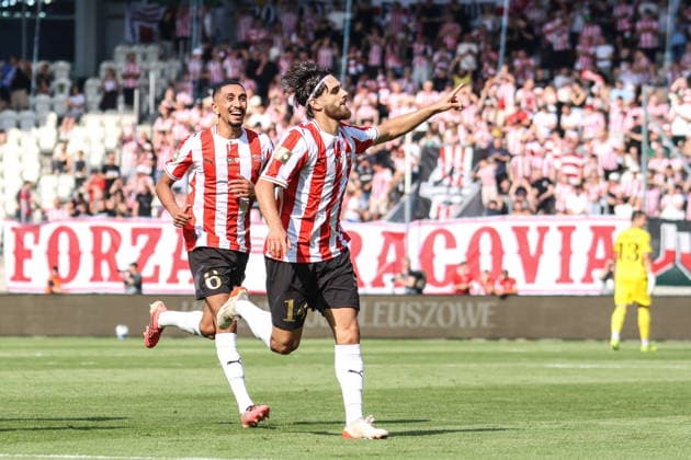 Krakow 19.07.2026. Pilka nozna Mecz jubileuszowy Cracovia - Sevilla FC --- Football friendly match Cracovia - Sevilla FC nz Ajdin Hasic, Amir Al-Ammari gol, celebracja gola, radosc, cieszynka, zdobyta bramka, goal celebration Fot. Konrad Swierad Arena Akcji NEWSPIX.PL --- newspix.pl 
