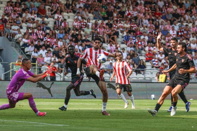 Krakow 19.07.2026. Pilka nozna Mecz jubileuszowy Cracovia - Sevilla FC --- Football friendly match Cracovia - Sevilla FC nz Kahveh Zahiroleslam, Odysseas Vlachodimos, Arouna Sangante, Juan Iglesias Fot. Konrad Swierad Arena Akcji NEWSPIX.PL --- newspix.pl 