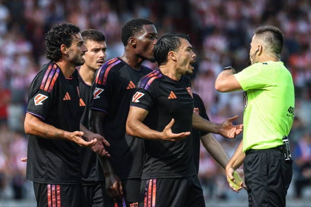 Krakow 19.07.2026. Pilka nozna Mecz jubileuszowy Cracovia - Sevilla FC --- Football friendly match Cracovia - Sevilla FC nz Gabriel Suazo, Lucien Agoume, Juan Iglesias Fot. Konrad Swierad Arena Akcji NEWSPIX.PL --- newspix.pl 